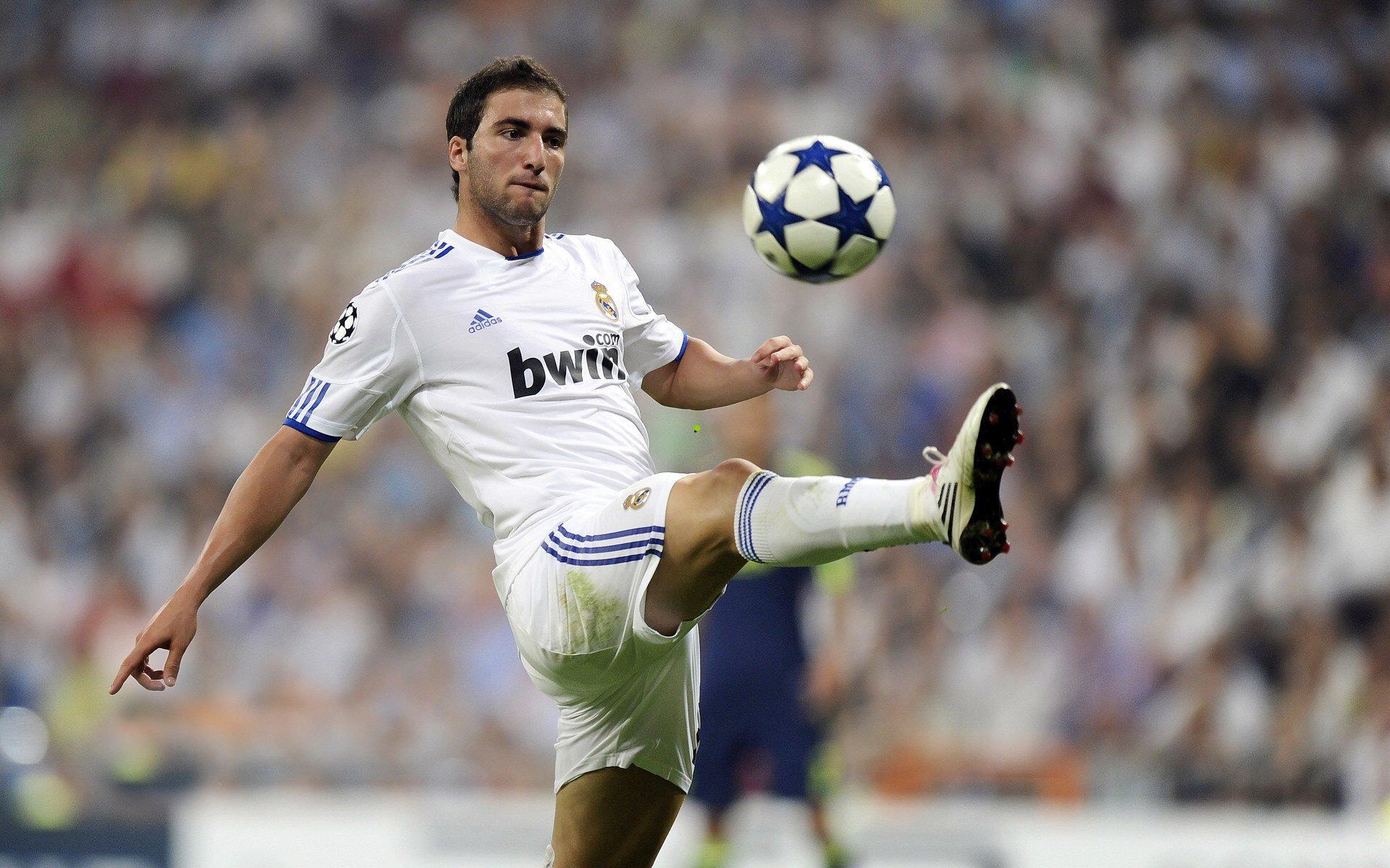 传奇点评引爆足坛，米亚托维奇直言维尼修斯非凡天赋与处事瑕疵的激烈碰撞