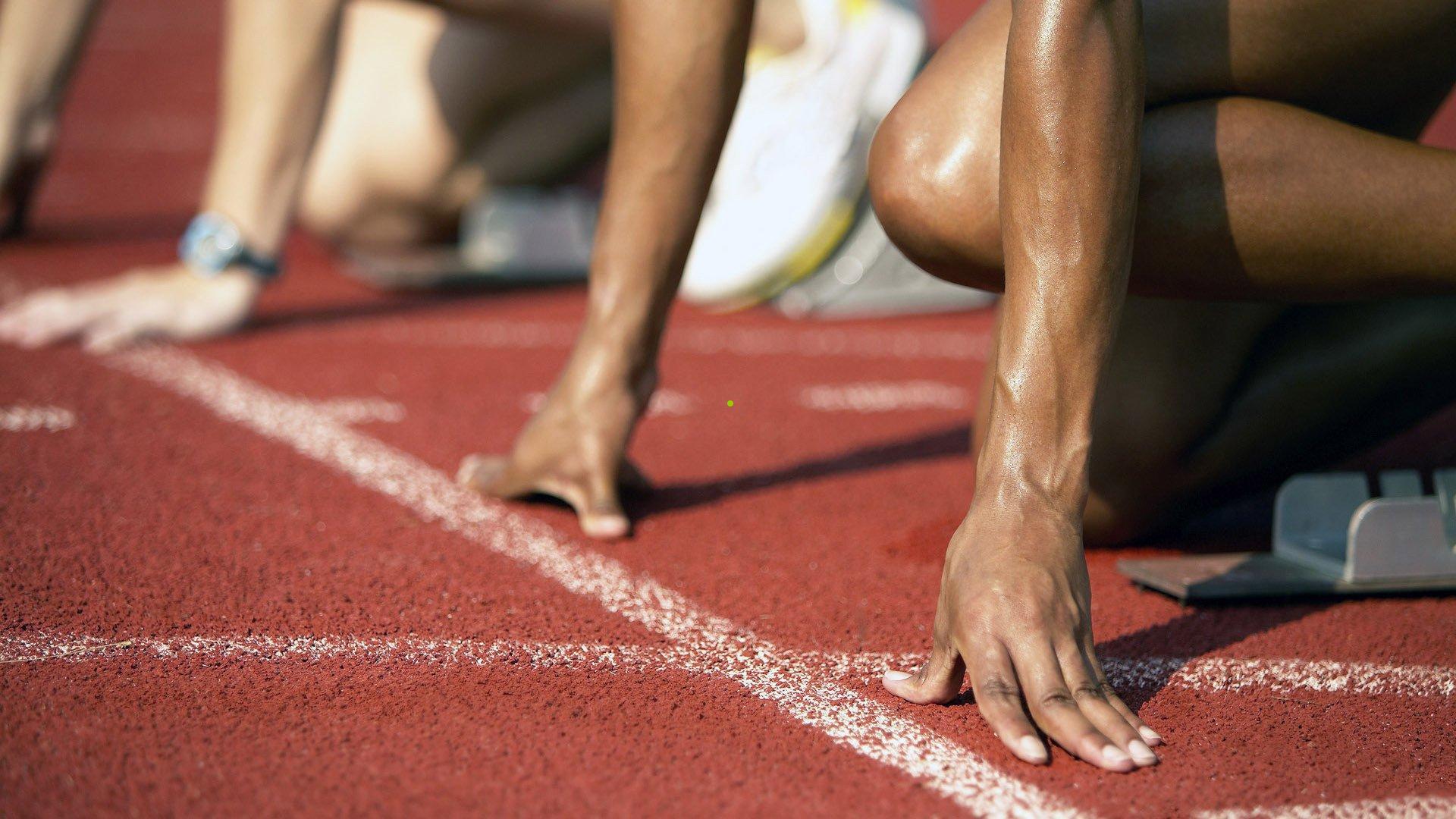 邮报曝梅努冬窗寻求离队，十二家俱乐部竞逐曼联失意中场